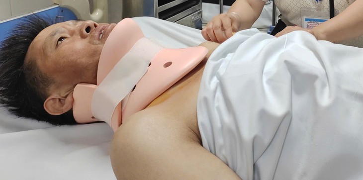 Xót xa cảnh người đàn ông dân tộc Mông bị chấn thương cổ nặng sau tai nạn- Ảnh 1. Xót xa cảnh người đàn ông dân tộc Mông bị chấn thương cổ nặng sau tai nạn- Ảnh 1.