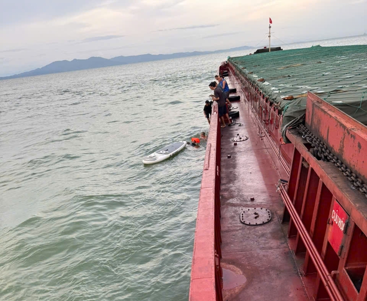 Hai bố con may mắn được cứu sống sau cả đêm lênh đênh trên biển- Ảnh 1.