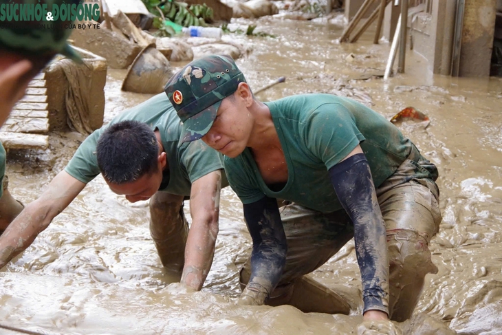 Bộ đội trằn mình trong bùn đất giúp dân dựng lại cuộc sống sau lũ- Ảnh 1.