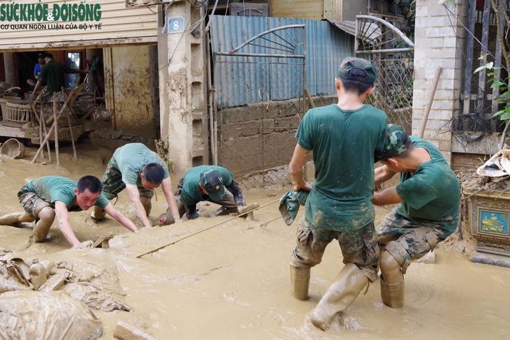 Bộ đội trằn mình trong bùn đất giúp dân dựng lại cuộc sống sau lũ- Ảnh 2.