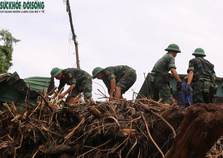Bộ đội trằn mình trong bùn đất giúp dân dựng lại cuộc sống sau lũ- Ảnh 12.