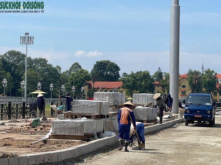Công nhân đội nắng gấp rút hoàn thiện công trình mở rộng không gian Quảng trường Ba Đình trước 15/8- Ảnh 3. Công nhân đội nắng gấp rút hoàn thiện công trình mở rộng không gian Quảng trường Ba Đình trước 15/8- Ảnh 3.