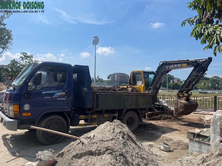 Công nhân đội nắng gấp rút hoàn thiện công trình mở rộng không gian Quảng trường Ba Đình trước 15/8- Ảnh 5. Công nhân đội nắng gấp rút hoàn thiện công trình mở rộng không gian Quảng trường Ba Đình trước 15/8- Ảnh 5.