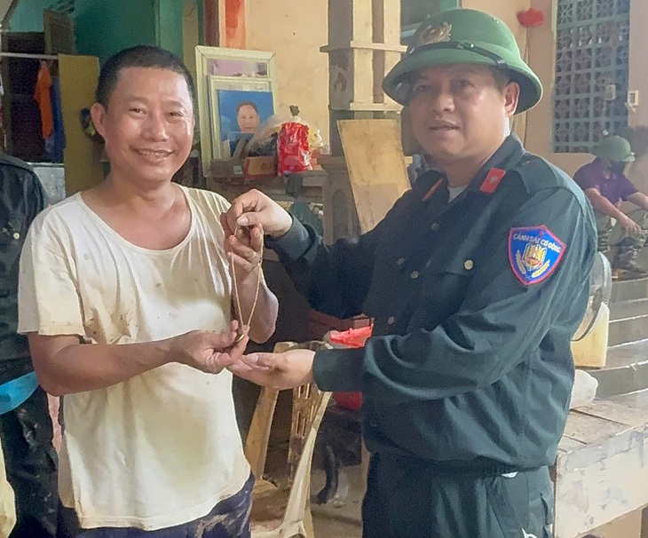 Công an Nghệ An dựng 'hàng rào sống' đưa sản phụ vượt lũ- Ảnh 2.