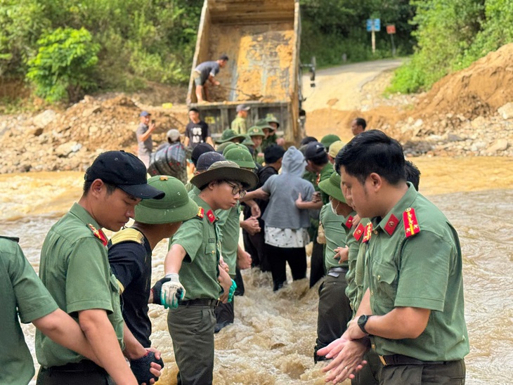 Công an Nghệ An dựng 'hàng rào sống' đưa sản phụ vượt lũ- Ảnh 1.