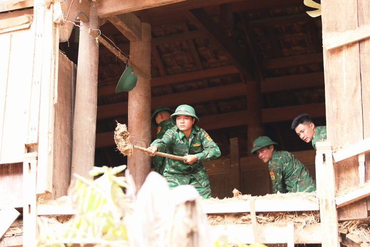 Bộ đội trằn mình trong bùn đất giúp dân dựng lại cuộc sống sau lũ- Ảnh 8.