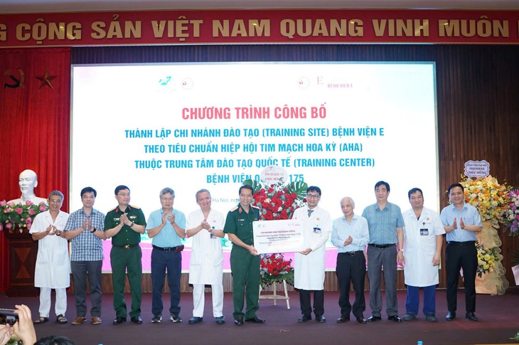 Thành lập chi nhánh đào tạo hồi sinh tim phổi theo tiêu chuẩn của Hiệp hội Tim mạch Hoa Kỳ (AHA) tại BV E- Ảnh 1. Thành lập chi nhánh đào tạo hồi sinh tim phổi theo tiêu chuẩn của Hiệp hội Tim mạch Hoa Kỳ (AHA) tại BV E- Ảnh 1.