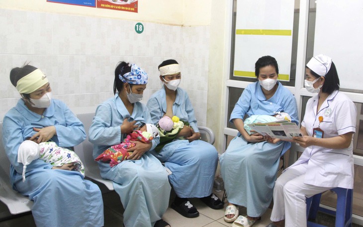 Bộ Y tế khuyến khích đẩy mạnh các hoạt động tư vấn, hướng dẫn nuôi con bằng sữa mẹ ở vùng sâu, vùng xa