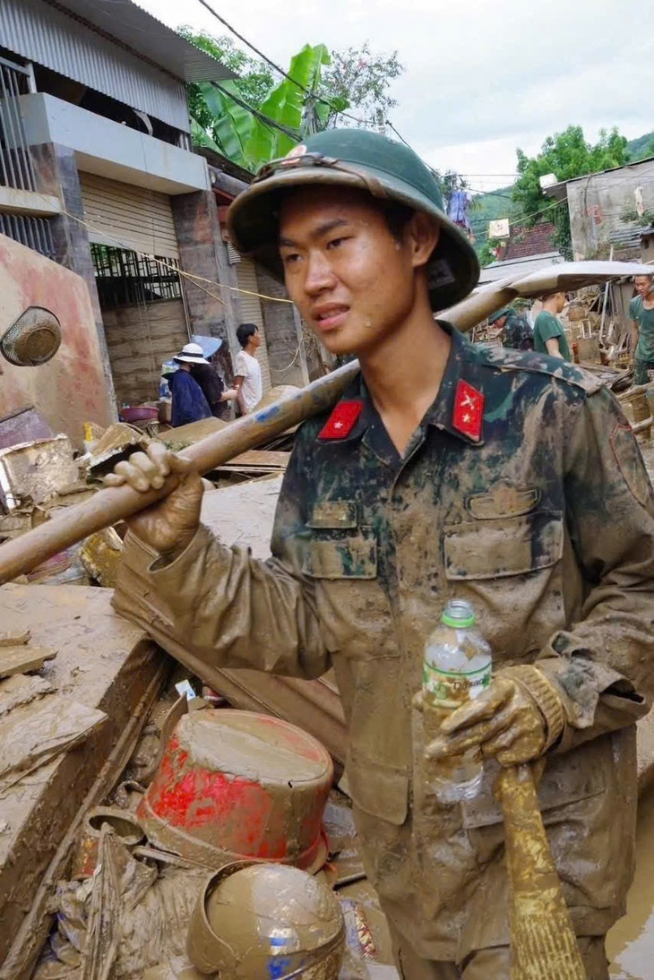 Bộ đội trằn mình trong bùn đất giúp dân dựng lại cuộc sống sau lũ- Ảnh 3.