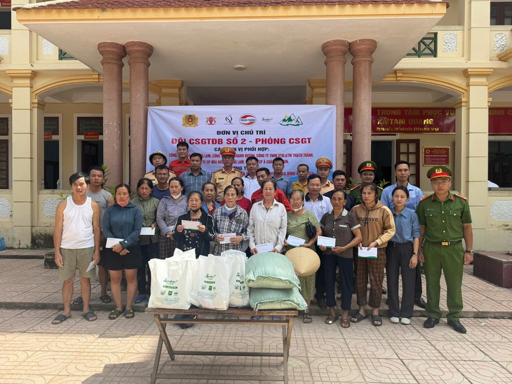 Công an Nghệ An dựng 'hàng rào sống' đưa sản phụ vượt lũ- Ảnh 3.