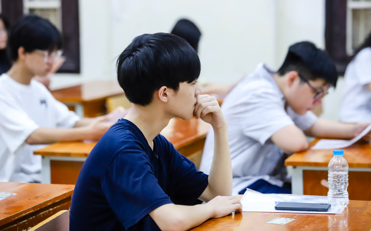Phụ huynh, học sinh Hà Nội "nín thở" chờ điểm thi lớp 10 năm 2025