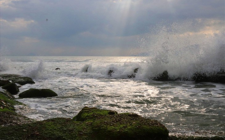 Áp thấp nhiệt đới trên Biển Đông đang tiếp tục mạnh thêm