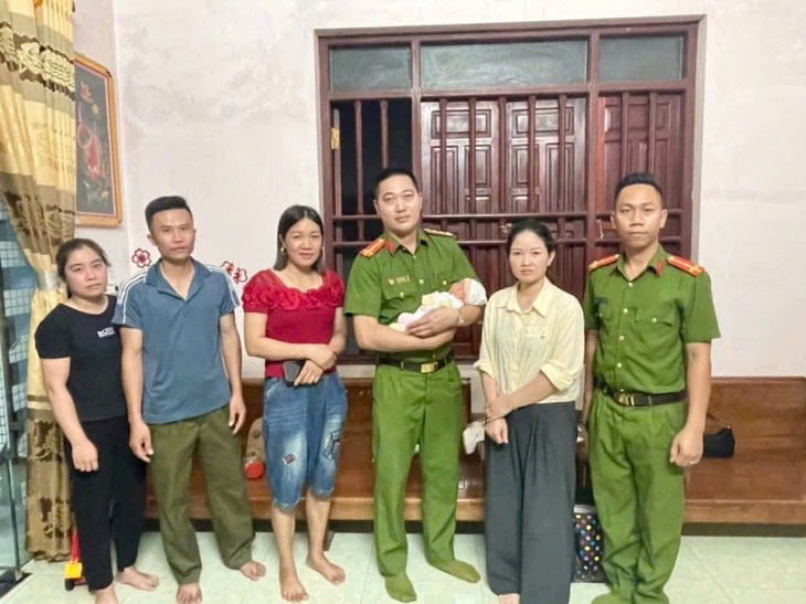 Đi làm về, người phụ nữ phát hiện bé gái sơ sinh bị bỏ rơi ven đường- Ảnh 1. Đi làm về, người phụ nữ phát hiện bé gái sơ sinh bị bỏ rơi ven đường- Ảnh 1.