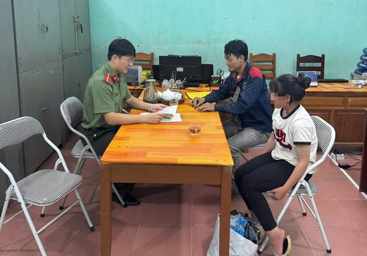 Xuống xe khách giữa đường, bé gái người Mông đi lạc gần 10 tiếng- Ảnh 1.