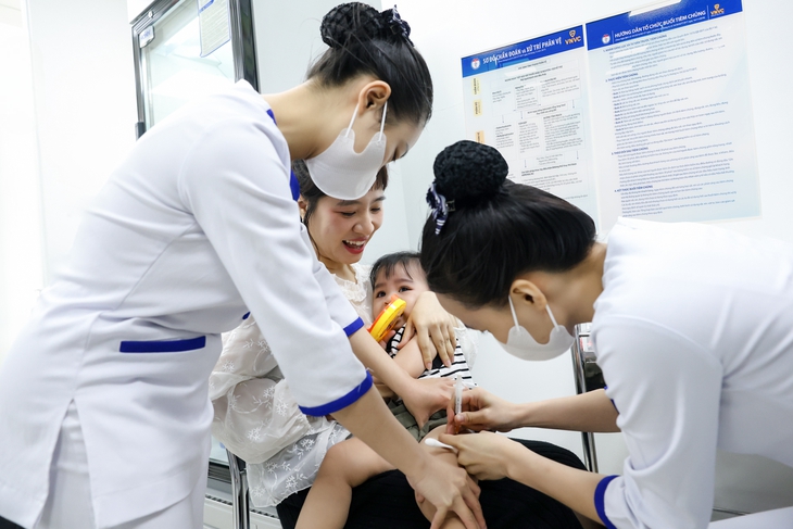 VNVC ra mắt vaccine não mô cầu thế hệ mới bảo vệ cả trẻ em và người cao tuổi- Ảnh 2. VNVC ra mắt vaccine não mô cầu thế hệ mới bảo vệ cả trẻ em và người cao tuổi- Ảnh 2.