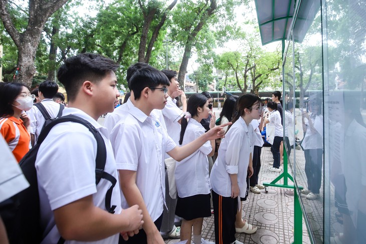 Phụ huynh, học sinh Hà Nội 'nín thở' chờ điểm thi lớp 10 năm 2025- Ảnh 1.