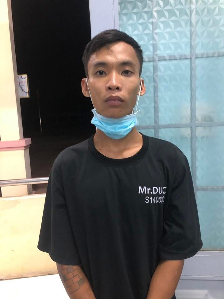 Đang ngồi tâm sự với bạn gái thì bị cướp tấn công- Ảnh 2.