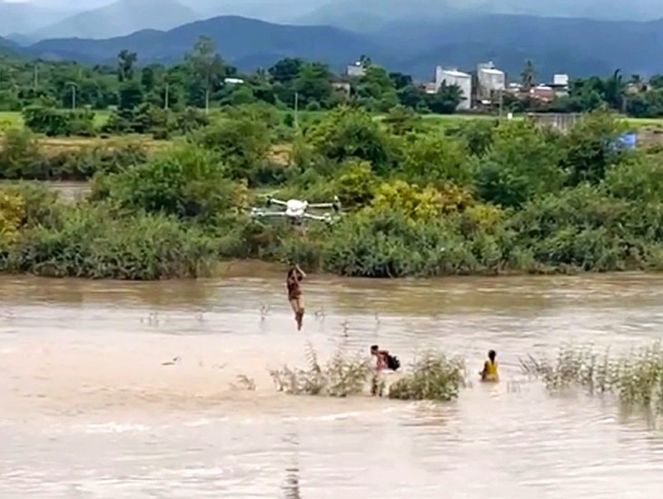 Máy bay không người lái được thiết kế thế nào để cứu được người trong nước lũ?- Ảnh 2.