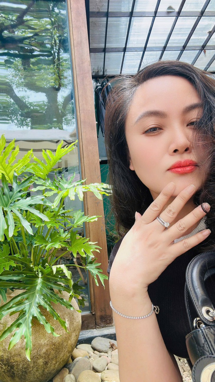 Hoa khôi Hải Phòng - vợ Long Nhật gây bất ngờ với diện mạo trẻ đẹp ở tuổi trung niên- Ảnh 1. Hoa khôi Hải Phòng - vợ Long Nhật gây bất ngờ với diện mạo trẻ đẹp ở tuổi trung niên- Ảnh 1.