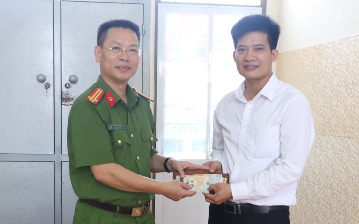 Nhặt được ví tiền gần 30 triệu đồng, 2 học sinh có hành động bất ngờ- Ảnh 3.