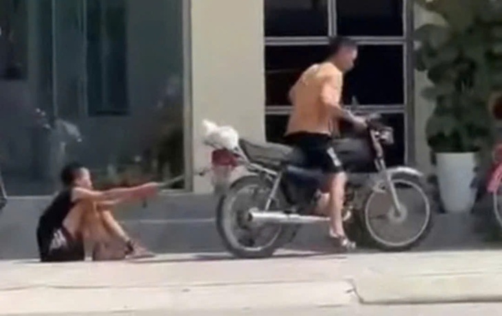 Hé lộ nguyên nhân con trai bị bố đẻ xích chân kéo lê trên đường phố Hải Phòng- Ảnh 1.