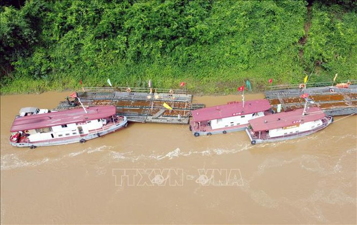 Vận hành lại phà quân sự ở khu vực cầu Phong Châu- Ảnh 1. Vận hành lại phà quân sự ở khu vực cầu Phong Châu- Ảnh 1.
