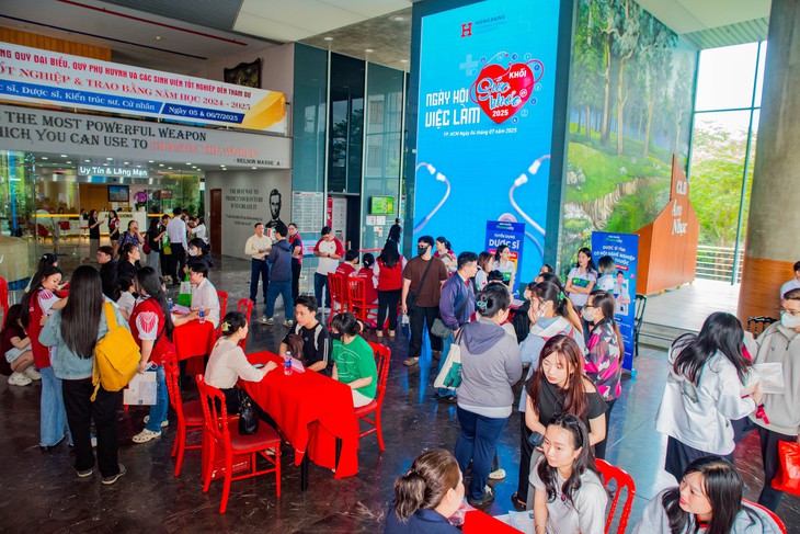 Nhiều bệnh viện 'đặt chỗ' tuyển dụng sinh viên ngành Y trước khi tốt nghiệp- Ảnh 1.