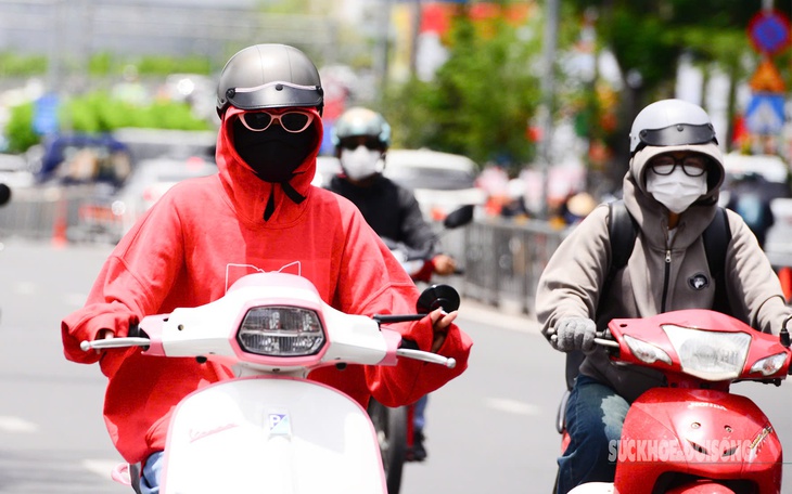 Miền Bắc nắng mạnh, mưa dông đan xen