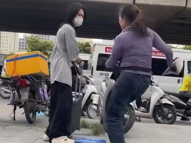 Hà Nội: Công an xác minh cô gái trẻ bị người phụ nữ bán trà đá xua đuổi tại Bến xe Mỹ Đình- Ảnh 1. Hà Nội: Công an xác minh cô gái trẻ bị người phụ nữ bán trà đá xua đuổi tại Bến xe Mỹ Đình- Ảnh 1.