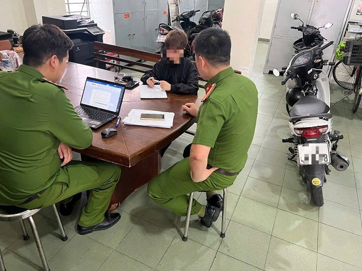 Đà Nẵng: Xử lý người đàn ông điều khiển xe máy thả hai tay, nằm ngửa trên đường phố- Ảnh 2.