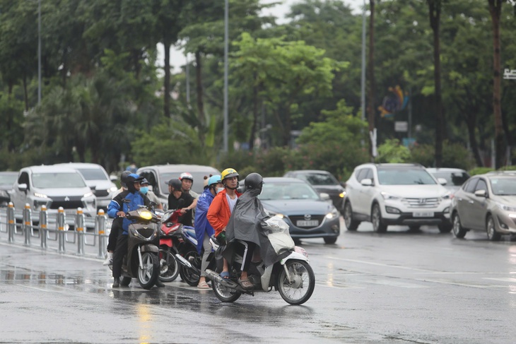 Xe máy 'đại náo' làn ô tô trên đường Phạm Văn Đồng: Do thiếu điểm quay đầu?- Ảnh 3.