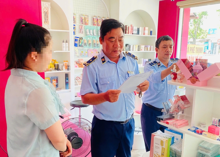 Huế phát hiện hàng chục vụ vi phạm, siết chặt kiểm soát thị trường hàng thiết yếu- Ảnh 1.