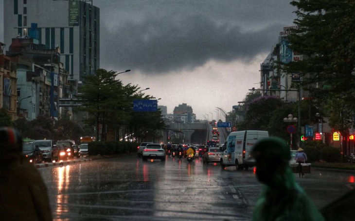 Hà Nội mưa dông kèm lốc sét mạnh, khuyến cáo người dân hạn chế ra ngoài