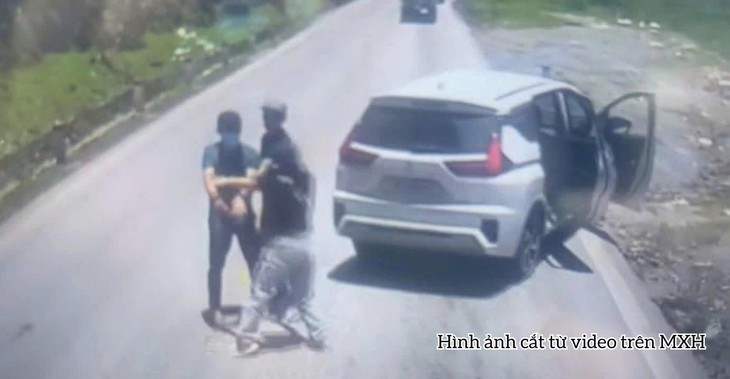 Danh tính người đàn ông rút súng đe dọa lái xe trên đèo Đá Trắng- Ảnh 1. Danh tính người đàn ông rút súng đe dọa lái xe trên đèo Đá Trắng- Ảnh 1.