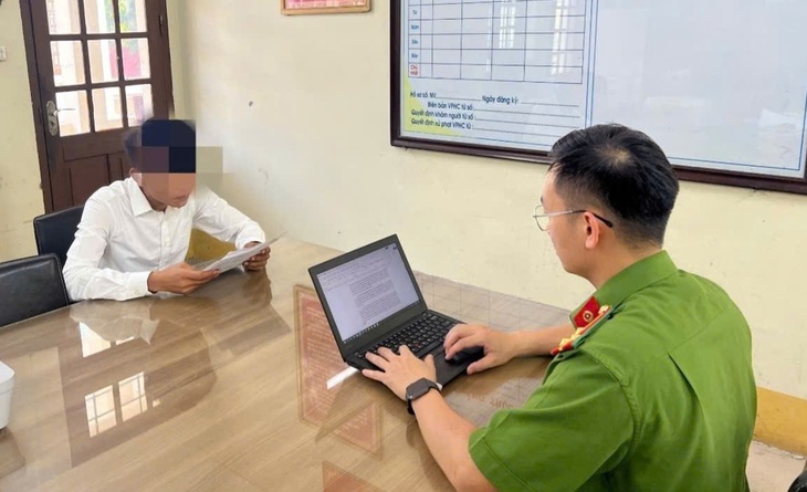 Sự thật về clip 'khách nước ngoài xé tiền Việt Nam, tài xế taxi dạy cho bài học'- Ảnh 1. Sự thật về clip 'khách nước ngoài xé tiền Việt Nam, tài xế taxi dạy cho bài học'- Ảnh 1.
