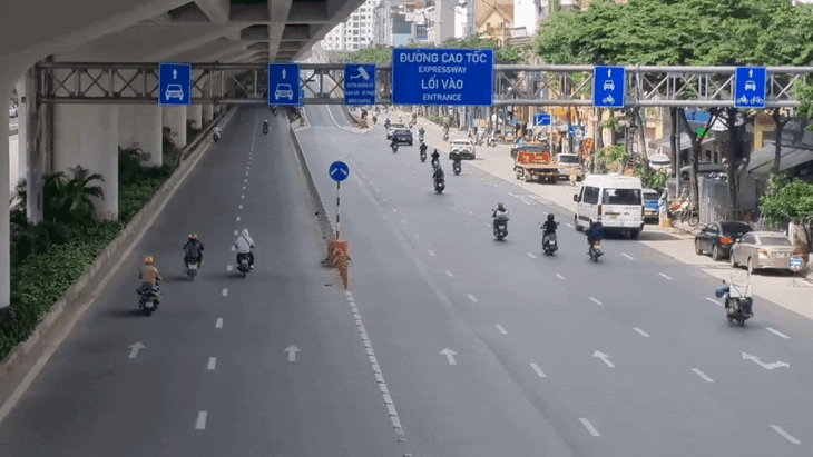 Xe máy 'đại náo' làn ô tô trên đường Phạm Văn Đồng: Do thiếu điểm quay đầu?- Ảnh 2.