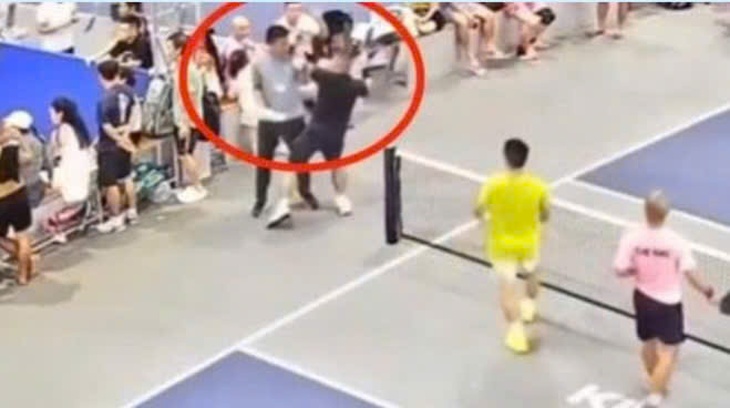 Đánh trọng tài, vận động viên bị cấm thi đấu giải pickleball trong 1 năm- Ảnh 1. Đánh trọng tài, vận động viên bị cấm thi đấu giải pickleball trong 1 năm- Ảnh 1.