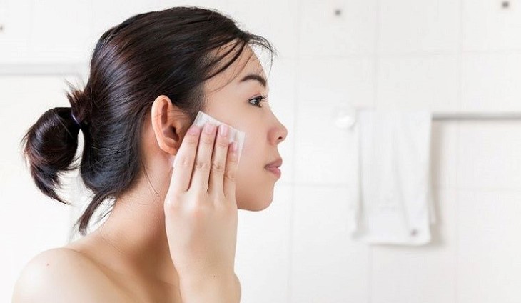 Nước tẩy trang không cay mắt dùng cho da mụn nhạy cảm- Ảnh 1.