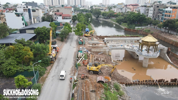 'Lạ mắt' kiến trúc đập dâng đầu tiên trên sông Tô Lịch sắp hoàn thành- Ảnh 1.