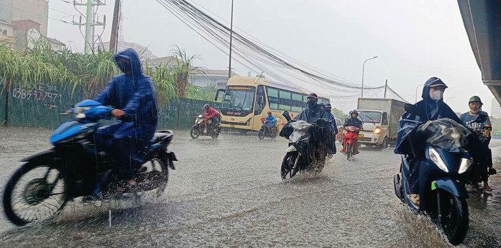 Hà Nội mưa dông giữa nắng nóng- Ảnh 2.