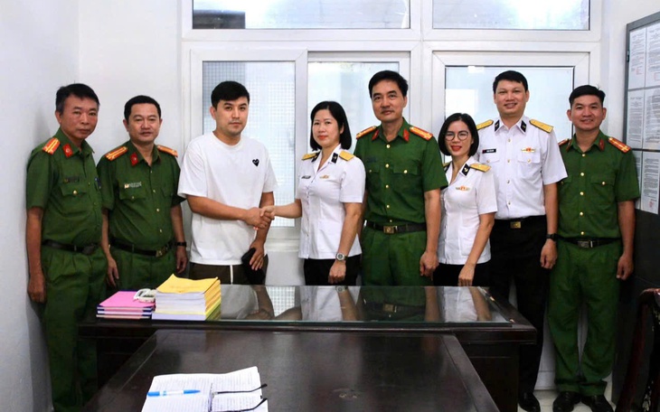 Nhặt được chiếc ví, nữ sĩ quan Hải quân giao nộp cho công an trả lại người đánh mất