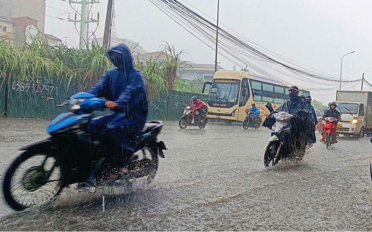 Hà Nội mưa dông giữa nắng nóng