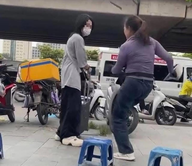 Phạt 2,5 triệu đồng người bán trà đá đuổi cô gái ở Bến xe Mỹ Đình- Ảnh 1.
