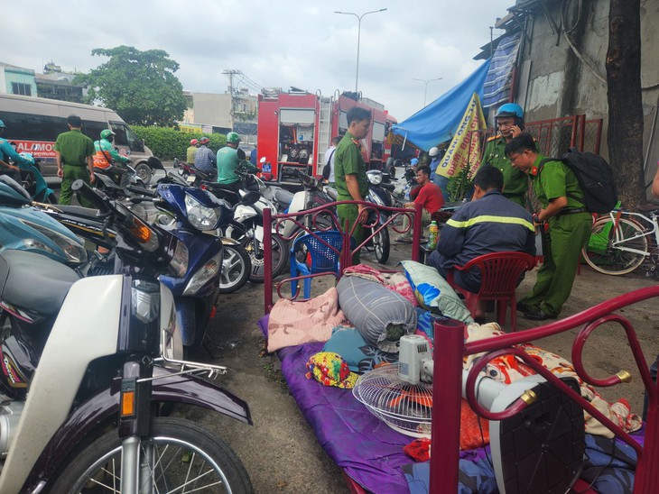 TPHCM: Cháy lớn dãy phòng trọ trên đường Đỗ Mười- Ảnh 2.