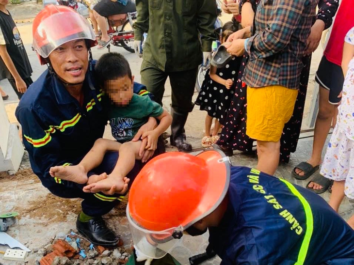 Gần 2 giờ phá bê tông, cứu cháu bé mắc kẹt ở ống thoát nước- Ảnh 2.