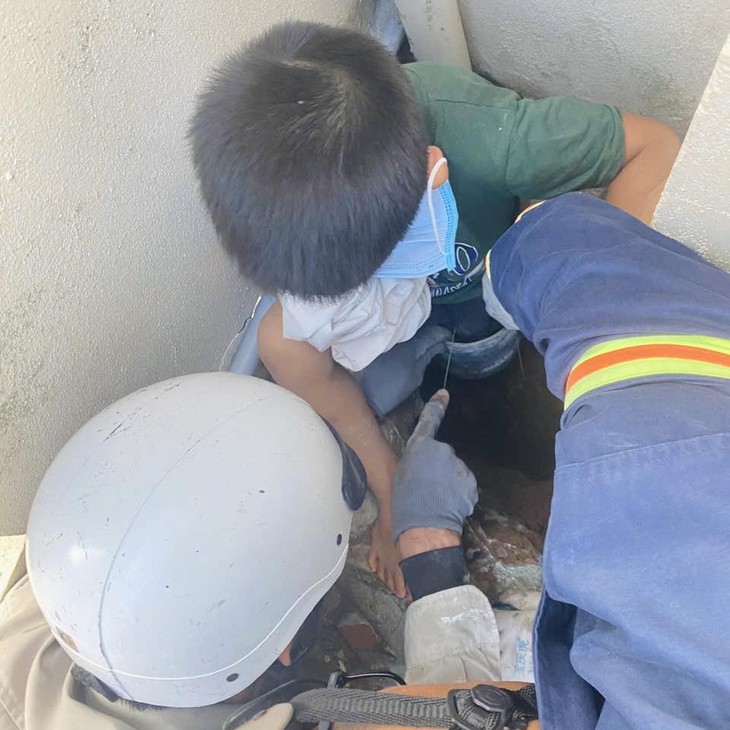Gần 2 giờ phá bê tông, cứu cháu bé mắc kẹt ở ống thoát nước- Ảnh 1.