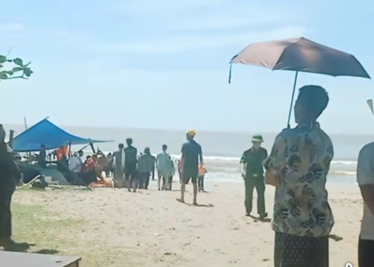 Một người mất tích, một người nguy kịch khi tắm biển Sầm Sơn- Ảnh 1. Một người mất tích, một người nguy kịch khi tắm biển Sầm Sơn- Ảnh 1.