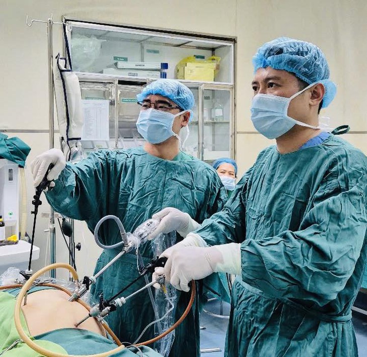 Phẫu thuật thành công ca viêm ruột thừa hiếm gặp, nguy cơ tử vong nếu chậm trễ- Ảnh 1.