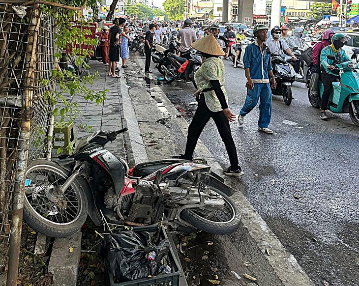 Ô tô đâm hàng loạt xe máy tại ngã tư Đại La - Trần Đại Nghĩa, nhiều người bị thương- Ảnh 5. Ô tô đâm hàng loạt xe máy tại ngã tư Đại La - Trần Đại Nghĩa, nhiều người bị thương- Ảnh 5.