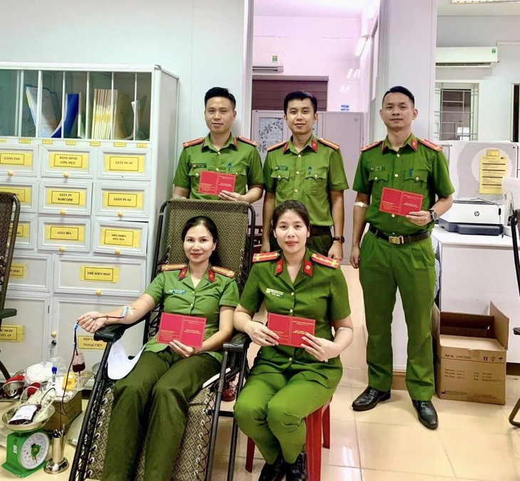 Bốn cán bộ công an hiến máu cứu cụ bà 92 tuổi qua nguy kịch- Ảnh 1.